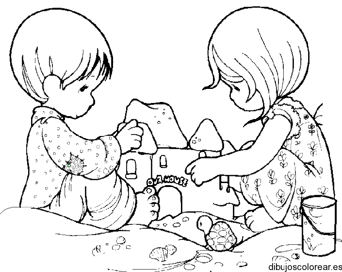 Dibujo de dos niños haciendo un castillo de arena para colorear