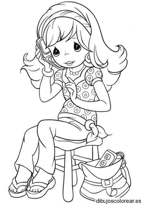 Dibujo de niña hablando por teléfono para colorear