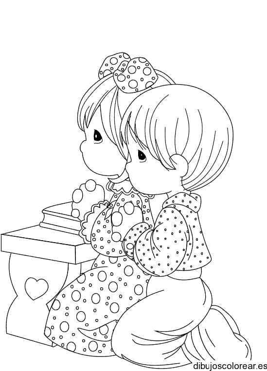 Dibujo de niños rezando para colorear